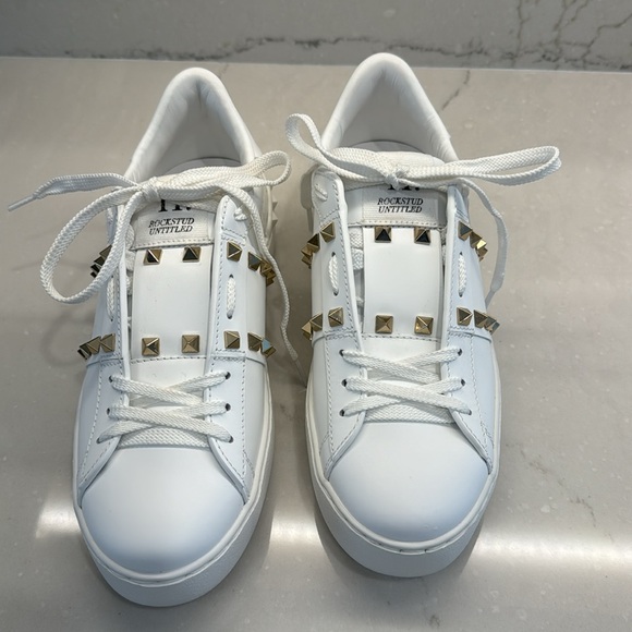 Authentic and never worn Valentino Rockstud sneakers in white leather. - Picture 9 of 13
